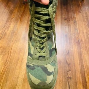 Women’s Shoe Dazzle Sneakers